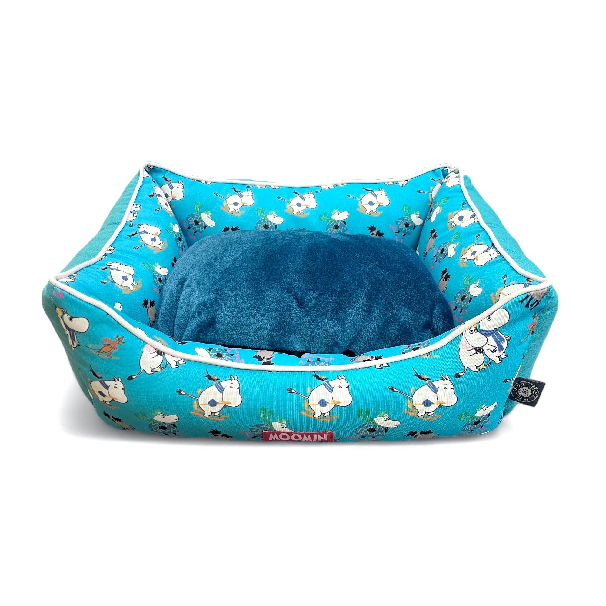Moomin Blue Ski Holidays Lit Chien par SohoPoms - Pom D'Azur