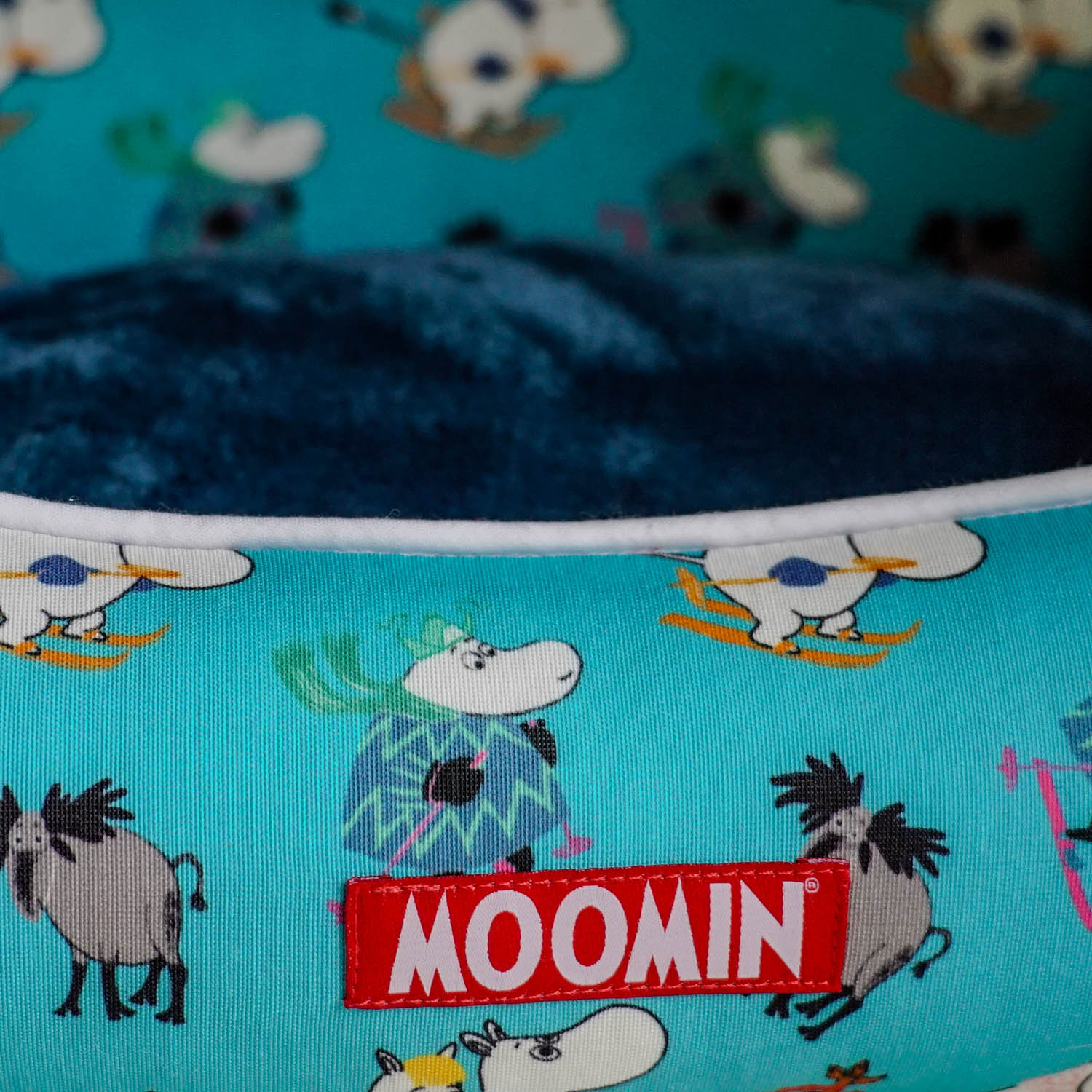 Moomin Blue Ski Holidays Lit Chien par SohoPoms